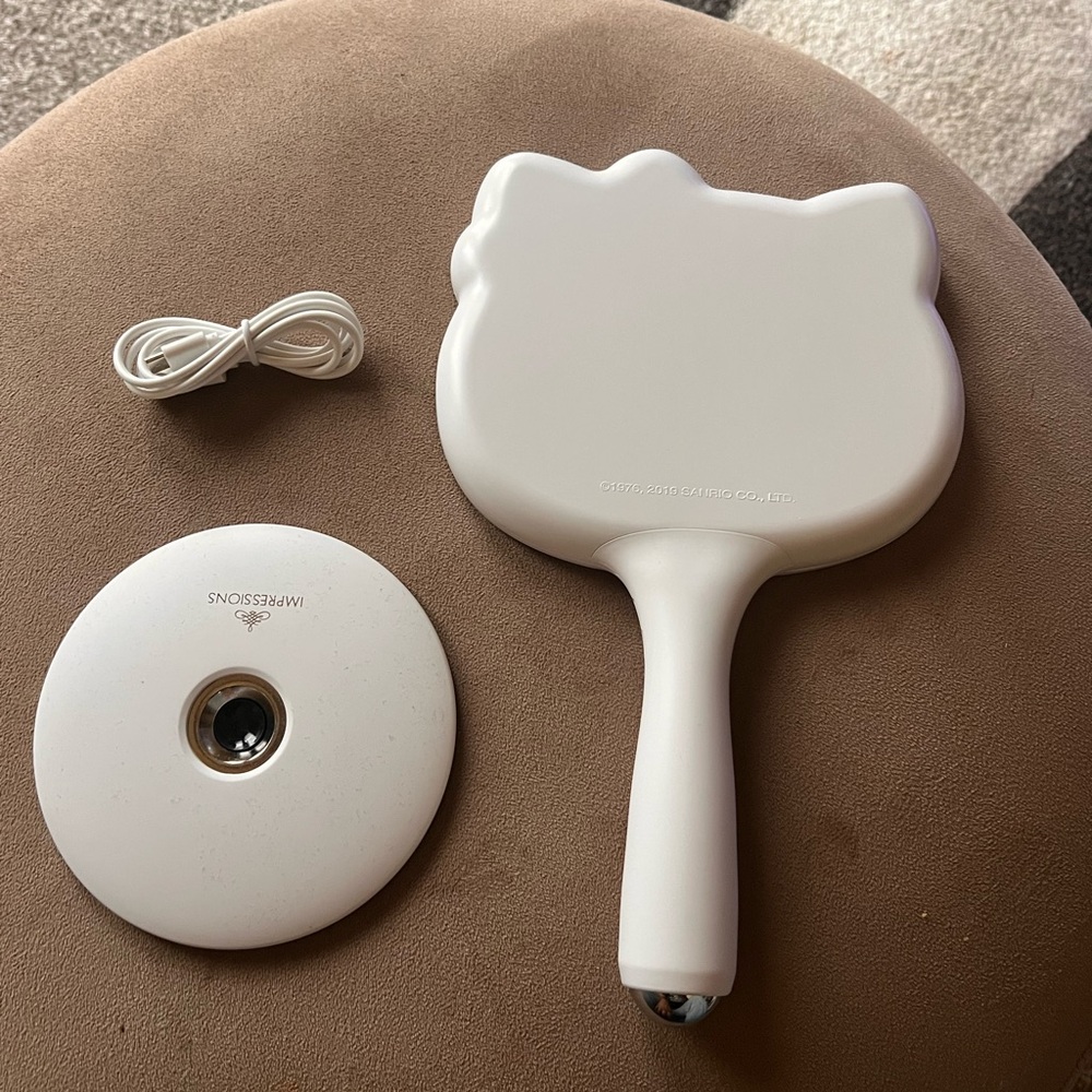 Hello kitty Impressions White LED Hand Mirror - Picture 5 of 5